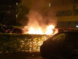 Geparkeerde auto vliegt door onbekende oorzaak in brand in Meppel