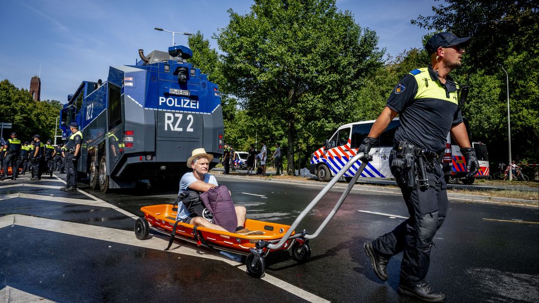 De demonstranten werden met speciale brancards verwijderd