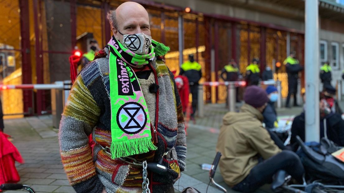 Paul Hendriksen heeft zichzelf vastgeketend voor het ministerie van Economische Zaken en Klimaat