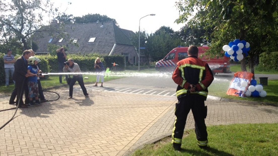 Met behulp van de brandweer werd de nieuwe naam bekend gemaakt