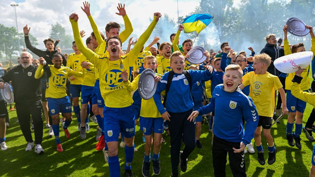 Dolle vreugde bij FC Lisse na het behalen van de titel