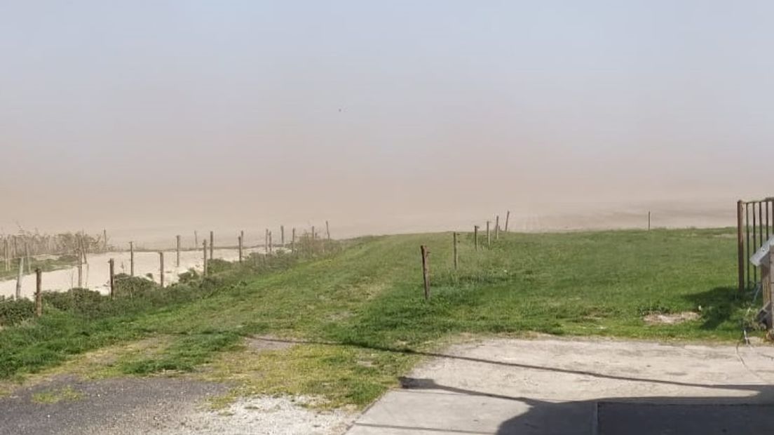 Vooral in het oosten van Drenthe zijn de stofwolken te zien (Rechten: Harry Grummel)