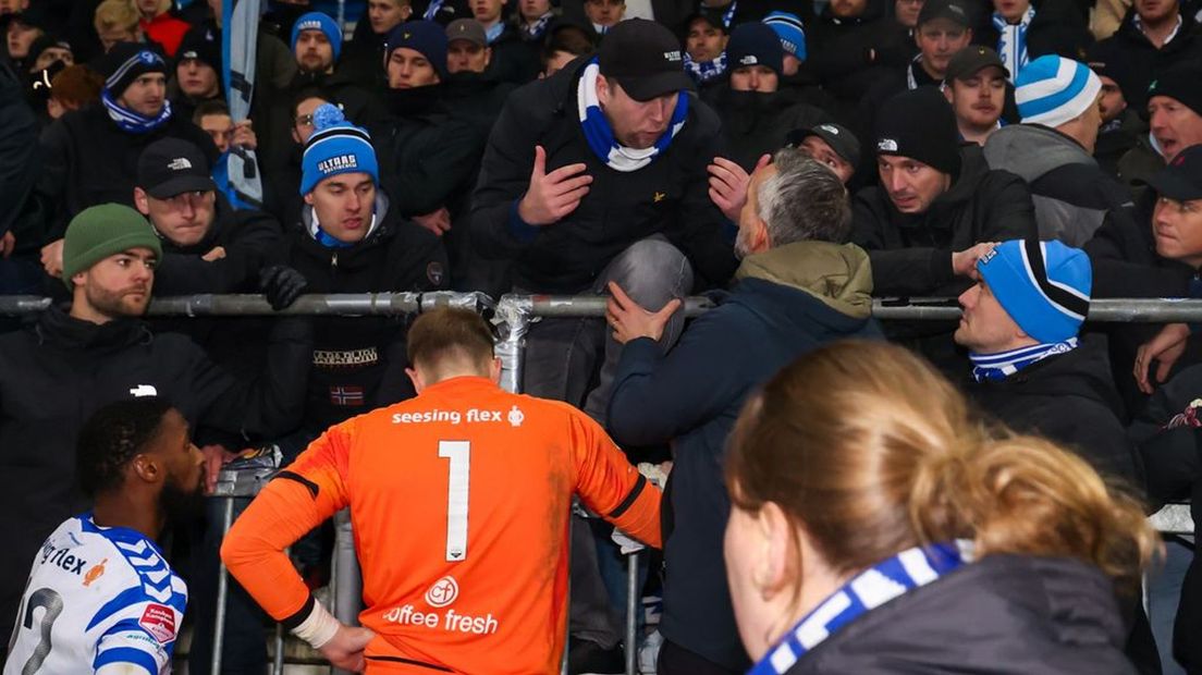 Trainer Poldervaart en spelers luisteren naar de aanhang.