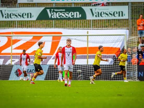FC Emmen raakt ongeslagen status kwijt na keiharde nederlaag in Venlo