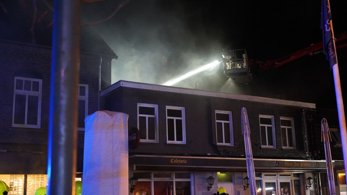 Grote brand in woning boven eetcafé in Tienray