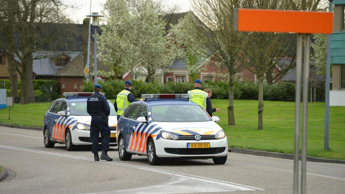 De marechaussee houdt de wacht bij het vliegveld (Rechten: Van Oost Media)