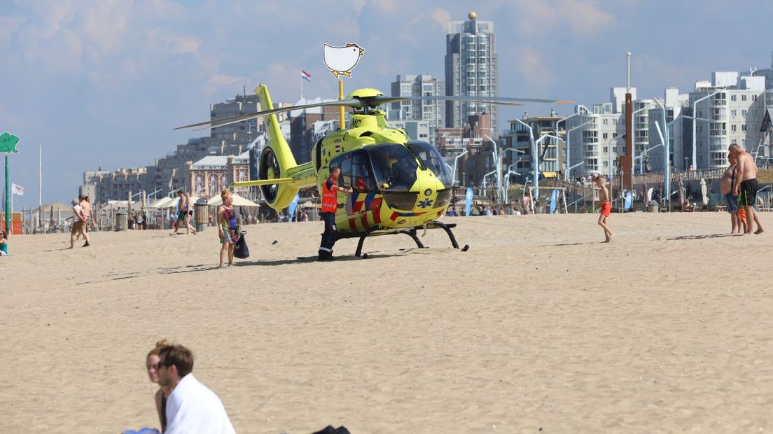 Traumahelikopter op het strand van Scheveningen