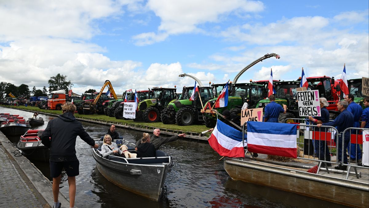 Trekkers langs de kant, boeren het water op in Giethoorn voor protest