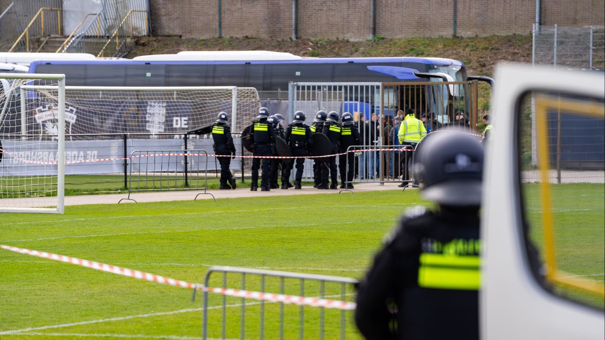 ME grijpt in bij IJsselderby: PEC-uitvak ontruimd na weigering maskers af te doen