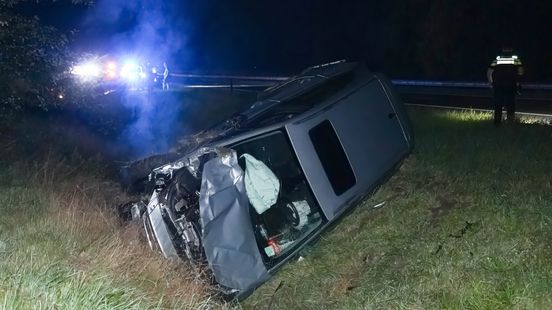 Autos belanden gekanteld in berm A28. Autos belanden gekanteld in berm A28.