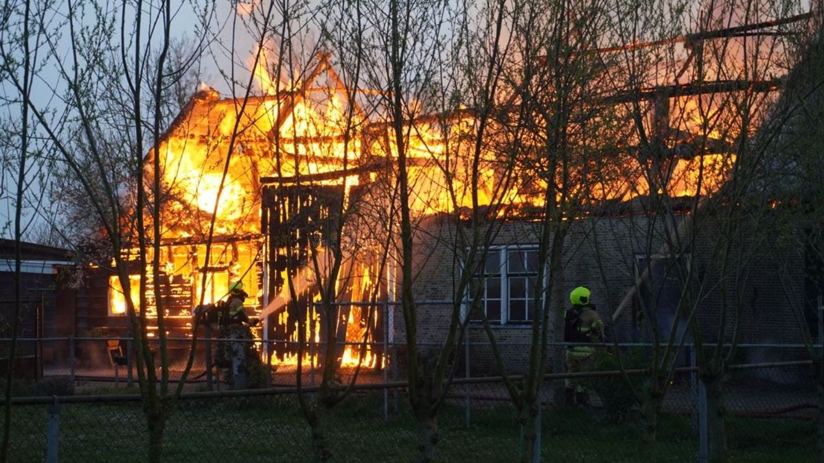 Grote brand verwoest woning in Brandwijk; bewoner komt met de schrik vrij