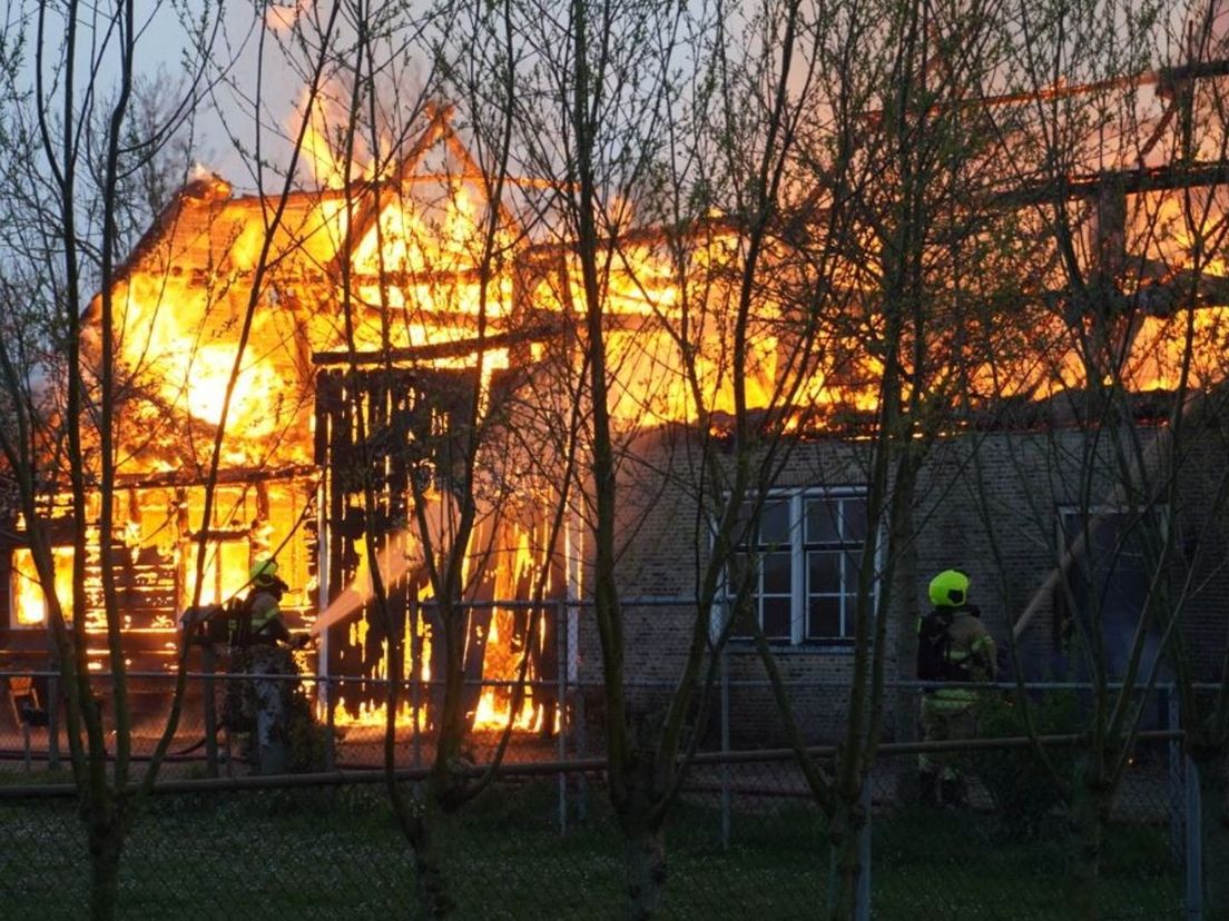 Boerderijwoning staat volledig in brand