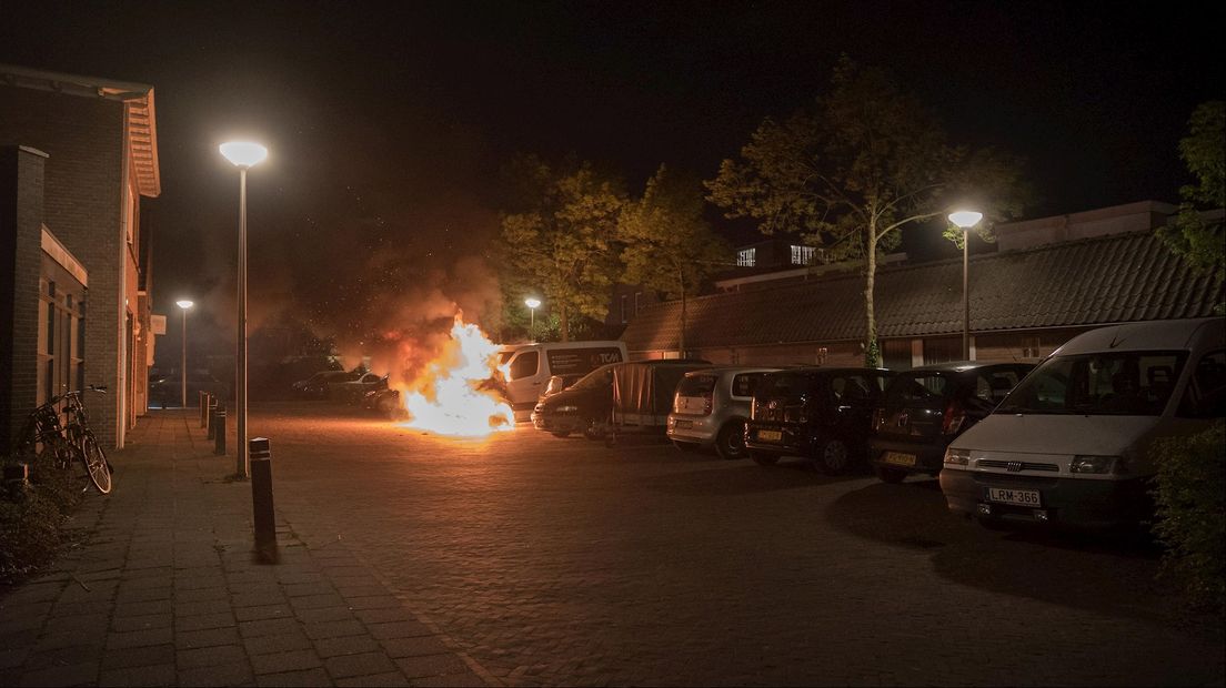 Twee bestelbussen afgebrand in Deventer