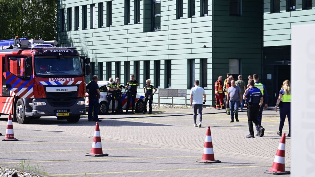 Brandweer en politie voor het gebouw op Fivelpoort in Appingedam