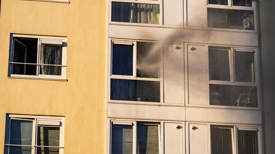 Vrouw gewond bij woningbrand, wil niet met ambulance mee