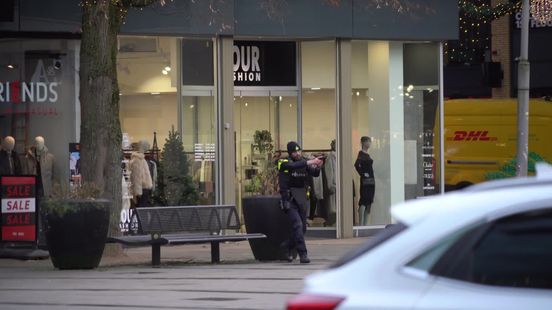 Man komt met wapen winkel Emmen binnen