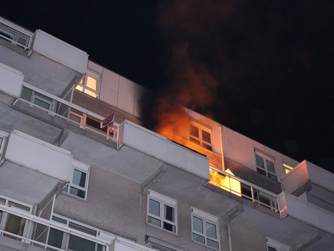 Uitslaande brand op balkon in Rotterdam