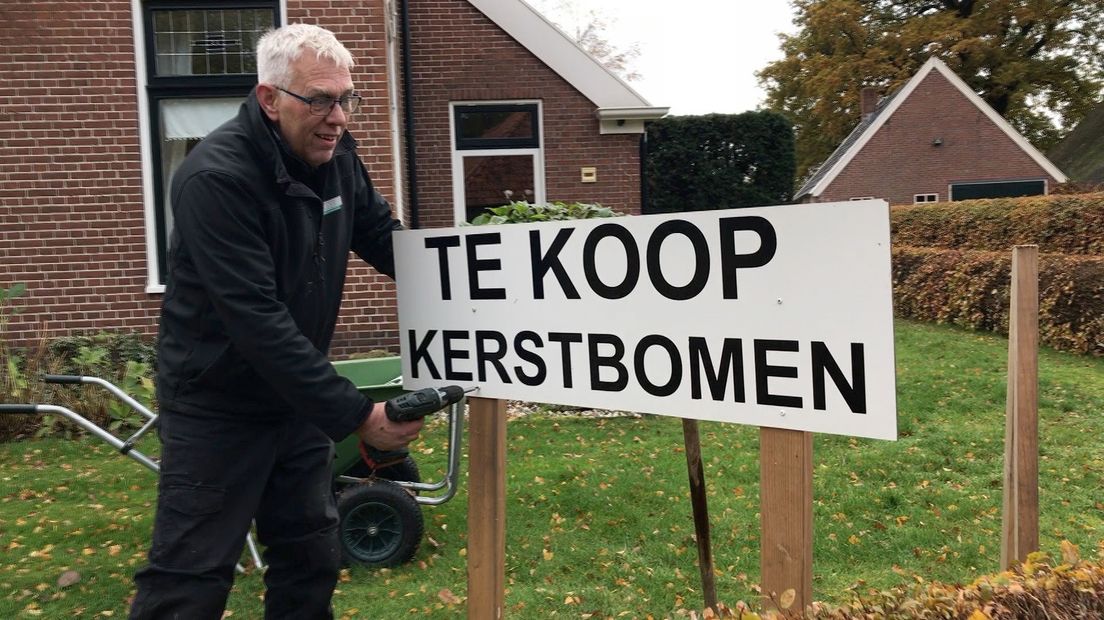 Jan Middelbos begint nu al met de verkoop van kerstbomen
(Rechten: Steven Stegen / RTV Drenthe)