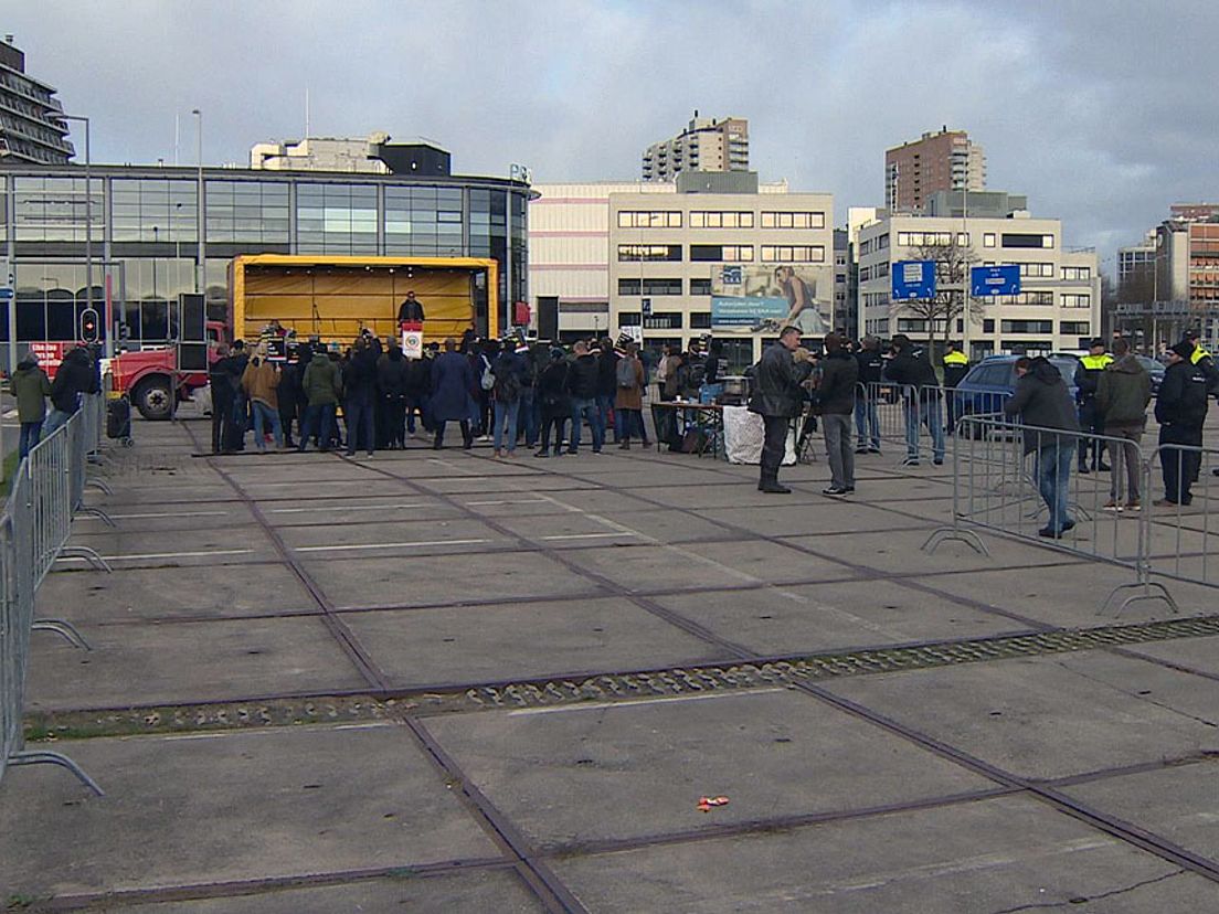 Een handjevol mensen kwam zondag opdagen om te demonstreren tegen Zwarte Piet