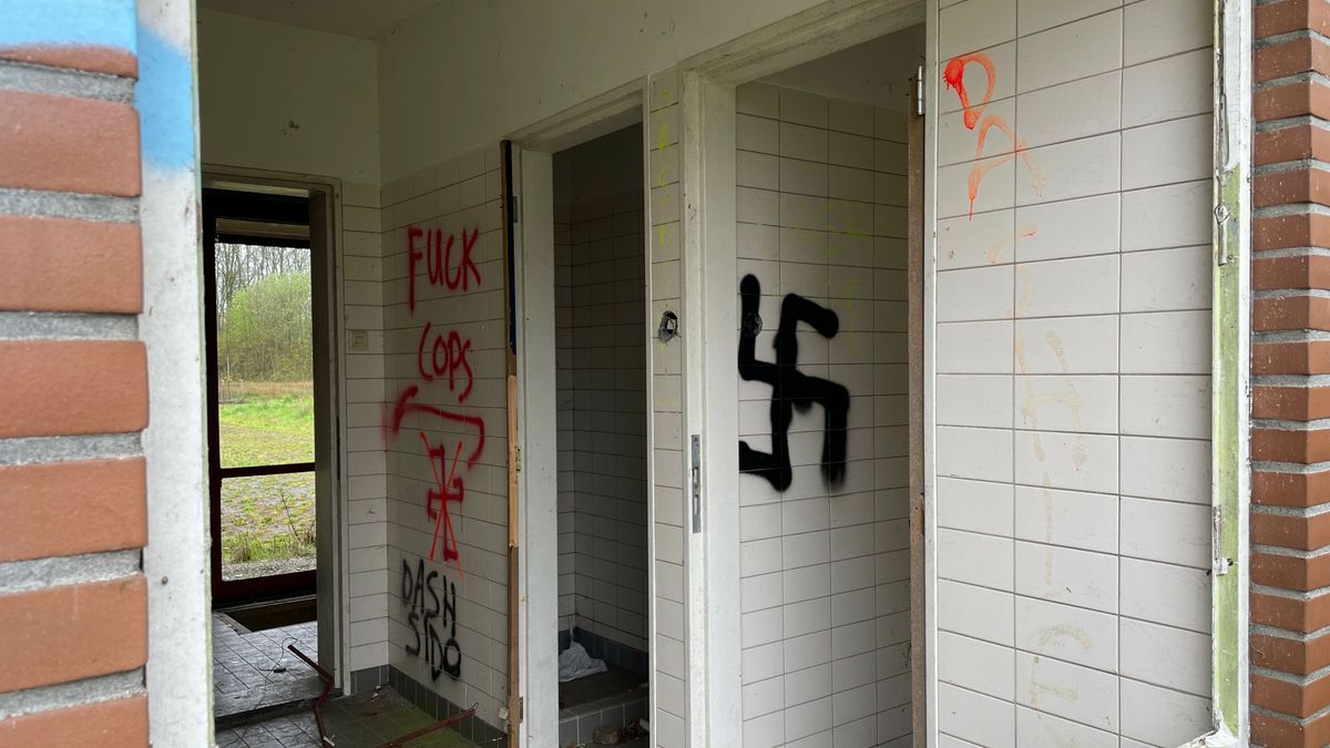 Hakenkruisen en nazistische leuzen gekalkt in Westerbork
