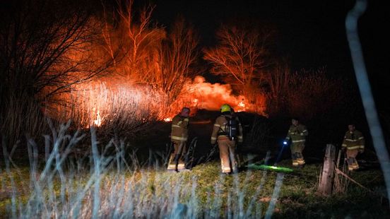 Grote bermbrand • aanrijding met scooter. Grote bermbrand • aanrijding met scooter.