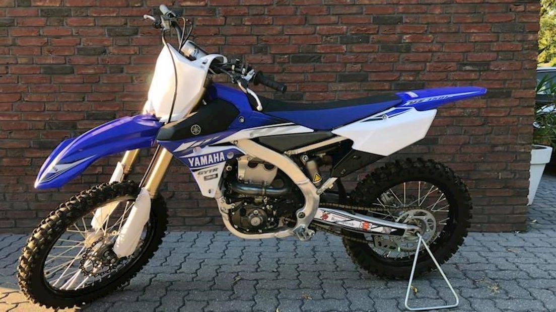 Man maakt proefrit op crossmotor en rijdt weg