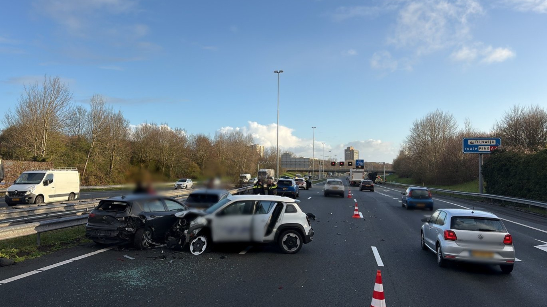 Aan de schade bij de auto's is te zien dat het een flinke klap moet zijn geweest.