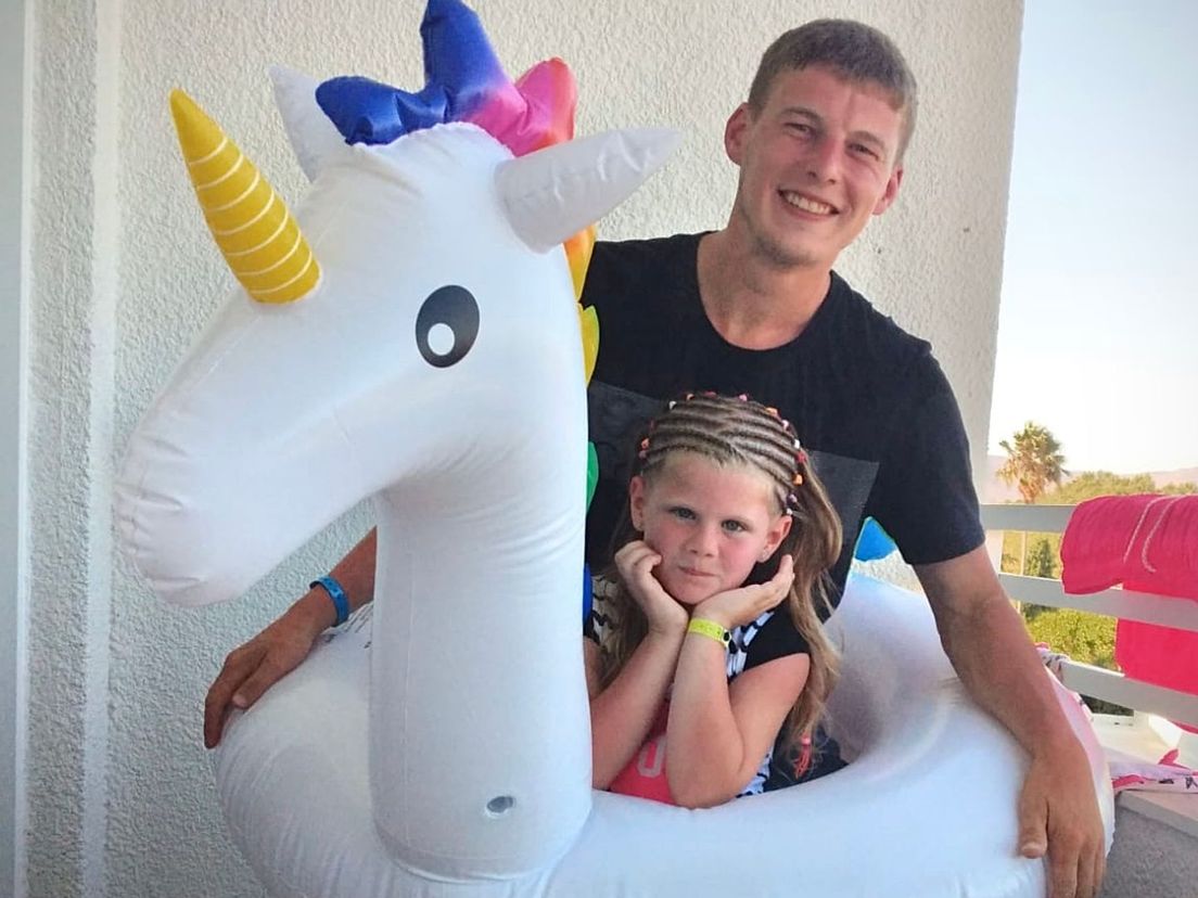 De foto van Wesley op vakantie met zijn nichtje
