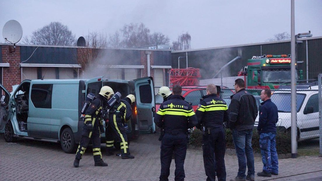 Brandweer blust brandend bestelbusje in Haaksbergen