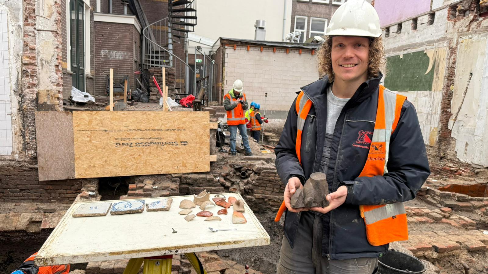 Stadsarcheoloog Gerben doet unieke vondsten bij opgraving onder Utrechts café