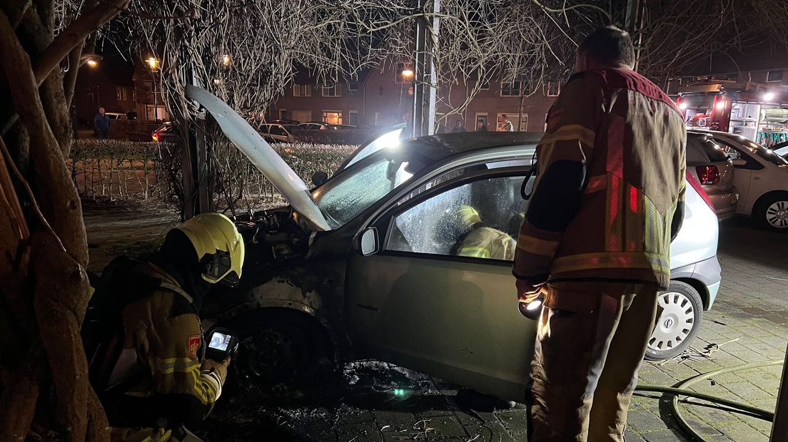 De brandweer heeft een autobrand in Deventer geblust.