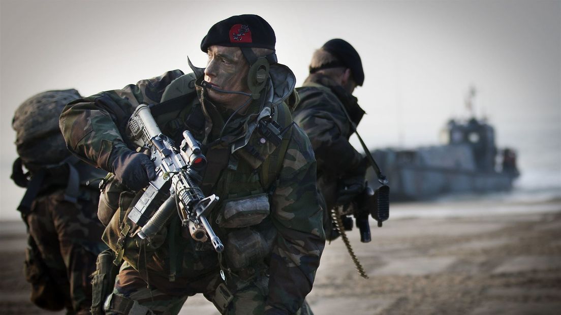 Archieffoto van mariniers tijdens een oefening op het Vlissingse Badstrand.