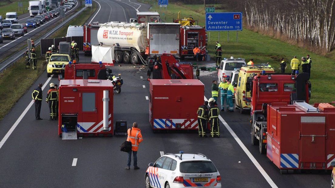 Chauffeur overleden bij ernstig ongeluk op A1 bij Holten