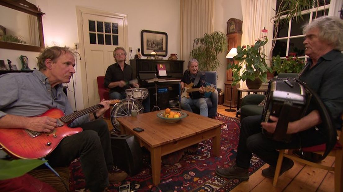 De Achterhoekse streektaalband Boh Foi Toch bestaat 30 jaar. 'We waren een gelegenheidsbandje, hadden geen repertoire', vertelt zanger Hans Keuper.