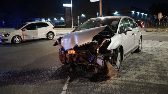 Gewonde bij aanrijding tussen twee auto’s in Steyl. Gewonde bij aanrijding tussen twee auto’s in Steyl.