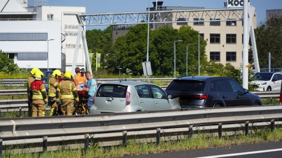 Ongeluk met twee auto's op A16 leidt tot file, snelweg weer vrijgegeven