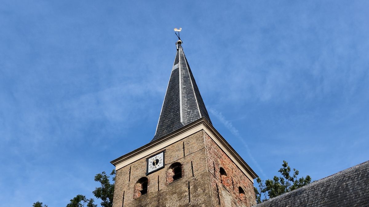 Blikseminslag in kerktoren Marsum, kort na diefstal bliksemafleiders