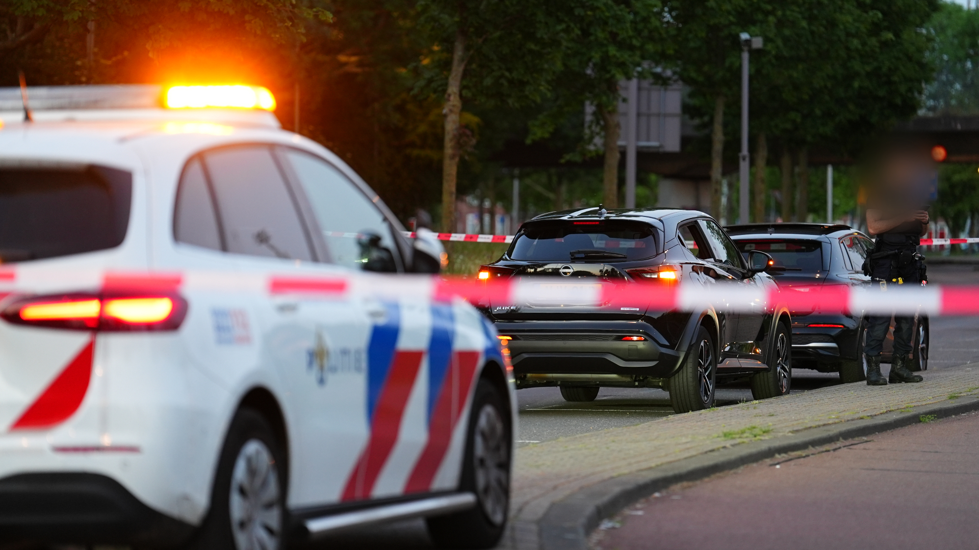 De politie is in groten getale aanwezig.
