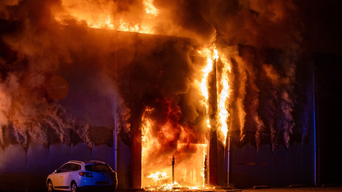 Zeer grote industriebrand Wesepe onder controle, weg nog dicht