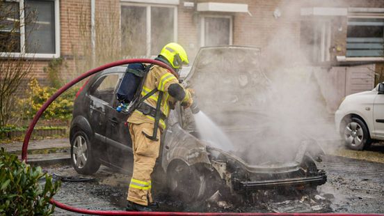 Auto vliegt in brand bij parkeren
