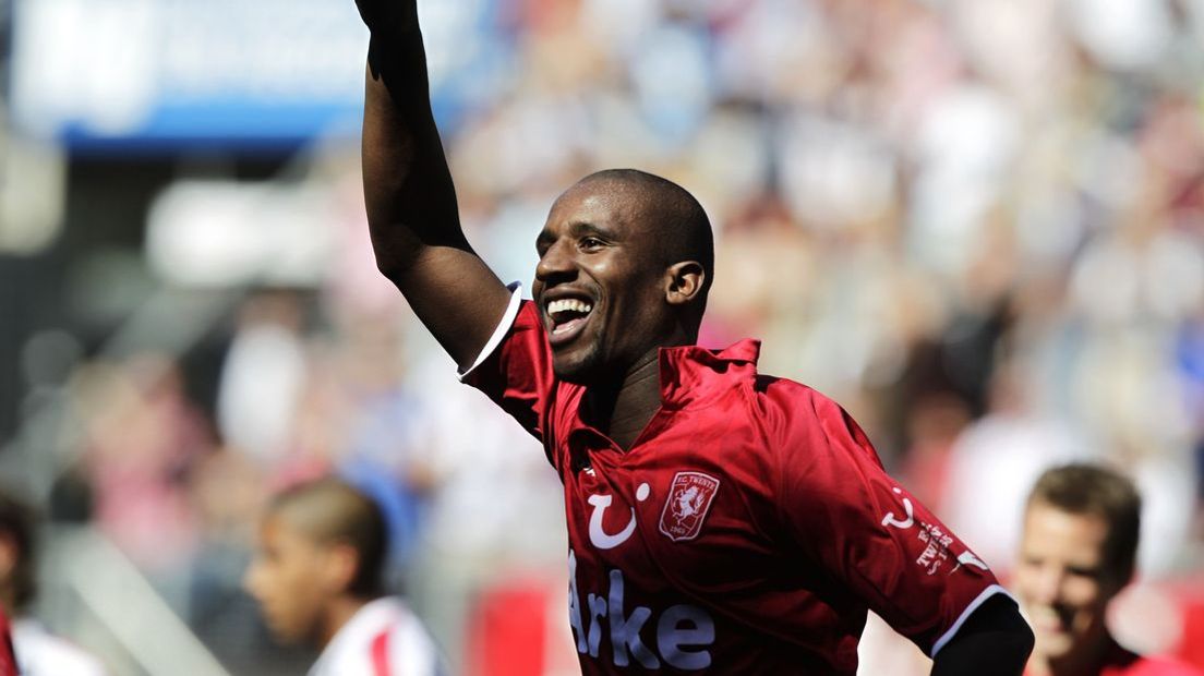 Voormalig FC Twente-speler Douglas wordt verdacht van mishandeling van zijn vrouw, maar komt nu weer vrij.