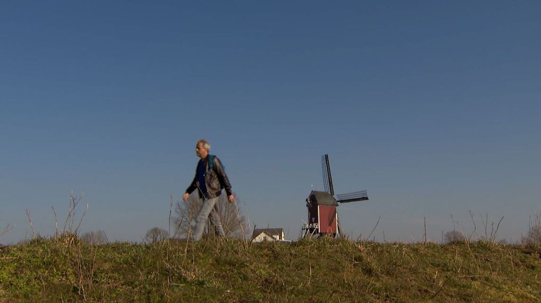 Aan de Molendijk staat op een verhoging buitendijks de Alphense
windkorenmolen ‘Tot Voordeel en Genoegen ‘ van het type gesloten standerdmolen uit 1798. De molen bestaat uit een houten kast
met twee verdiepingen op een achtkantige stenen onderbouw. De
mol