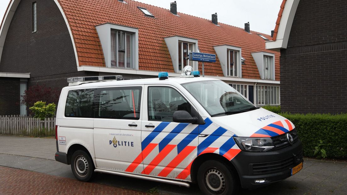 Agenten lossen een waarschuwingsschot om een groepje jongens aan te kunnen houden
