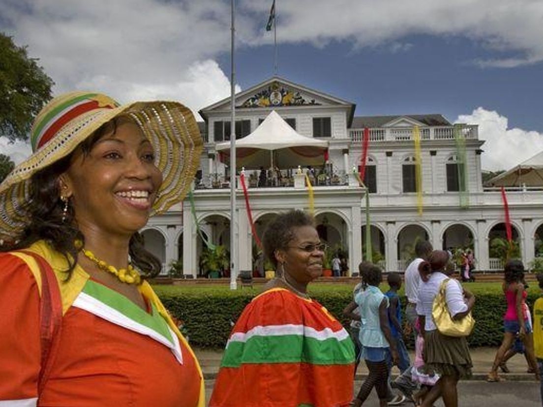 'Rotterdam en Suriname moeten de banden weer aanhalen'