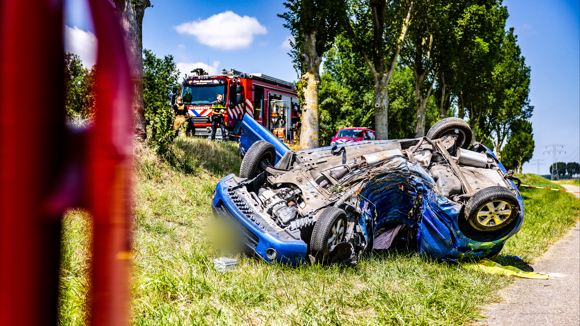 De auto kwam op z'n kop terecht.