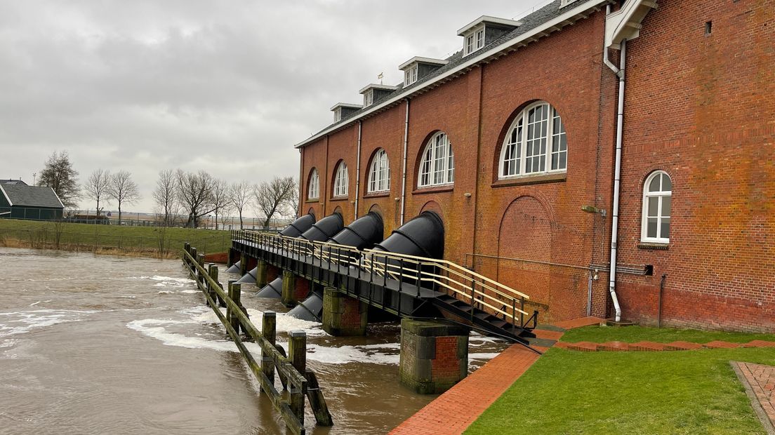 Gemaal De Waterwolf in Lauwerzijl draait dinsdag op volle toeren