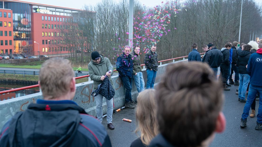 Een actievoerder schiet confetti de lucht in tijdens het boerenprotest