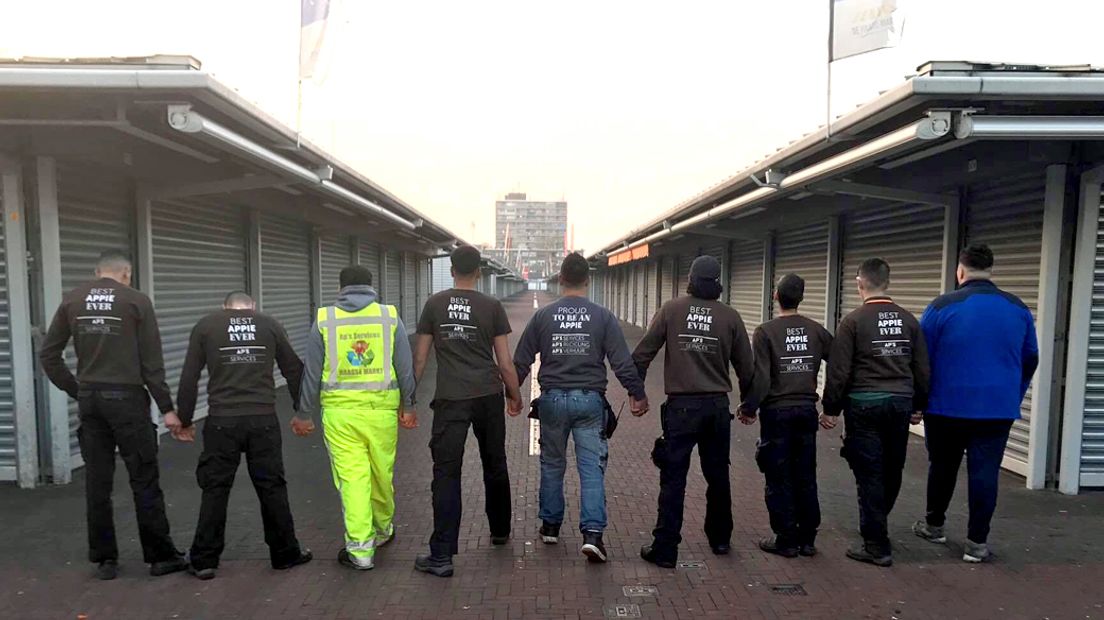 Mannen hand in hand op de Haagse Markt