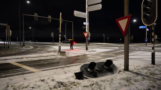Automobilist komt met schrik vrij bij botsing met verkeerslicht