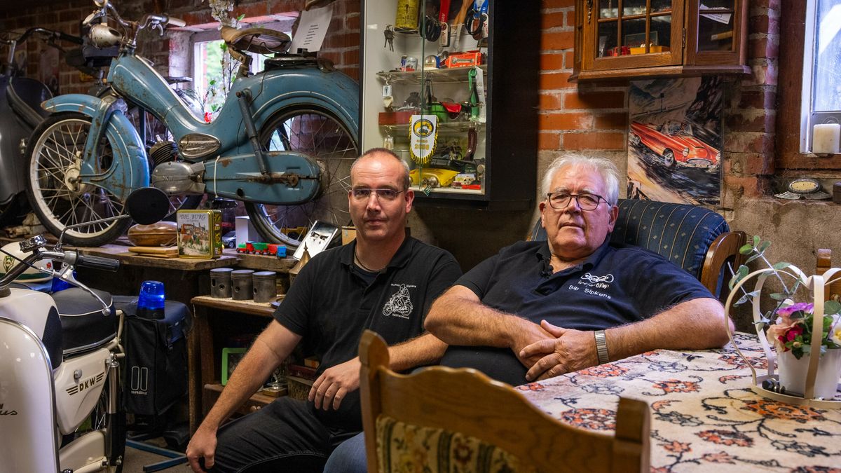 Familie Sipkens in Valthermond runt privémuseum met oude bromfietsen: 'Ik ben hier niet weg te slaan